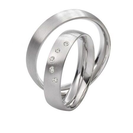 Ringe aus Silber von Twinset vor weißem Hintergrund