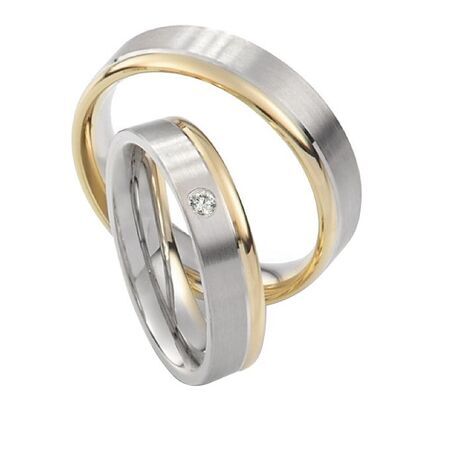 Zweifarbige Ringe aus Gold und Silber von Twinset vor weißem Hintergrund