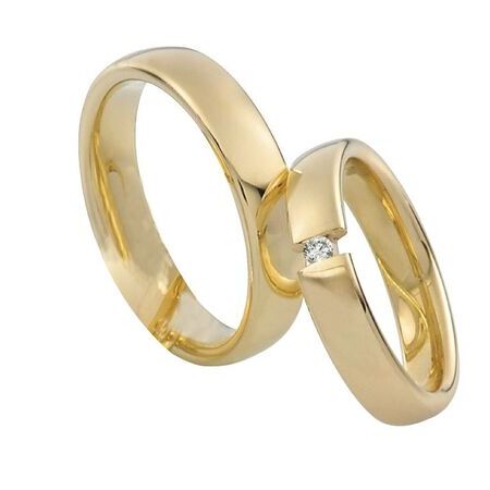 Ringe aus Gold von Twinset vor weißem Hintergrund