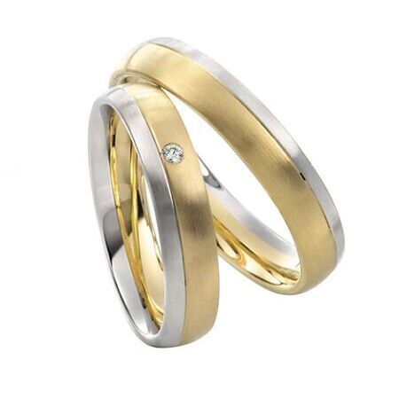 Zweifarbige Ringe aus Gold und Silber von Twinset vor weißem Hintergrund