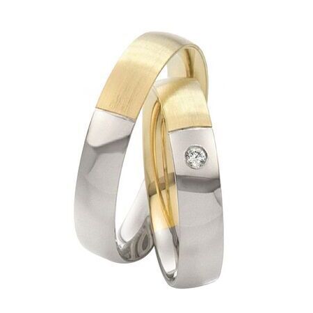Zweifarbige Ringe aus Gold und Silber von Twinset vor weißem Hintergrund