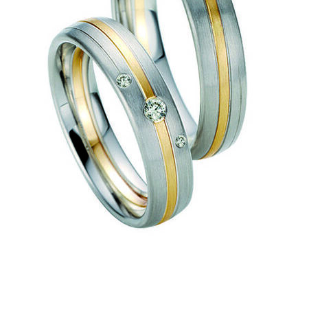 Zweifarbige Ringe aus Gold und Silber von Twinset vor weißem Hintergrund