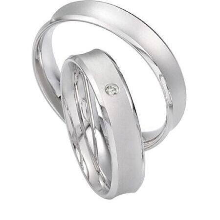 Ringe aus Silber von Twinset vor weißem Hintergrund
