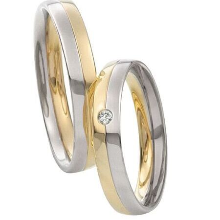 Zweifarbige Ringe aus Gold und Silber von Twinset vor weißem Hintergrund