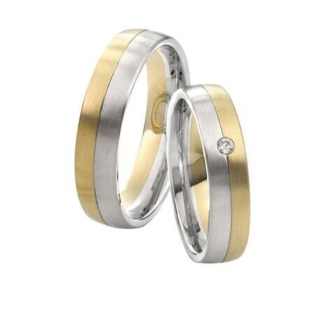 Zweifarbige Ringe aus Gold und Silber von Twinset vor weißem Hintergrund