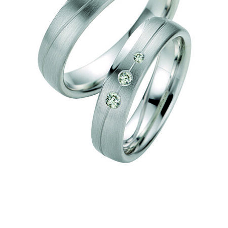 Ringe aus Silber von Twinset vor weißem Hintergrund