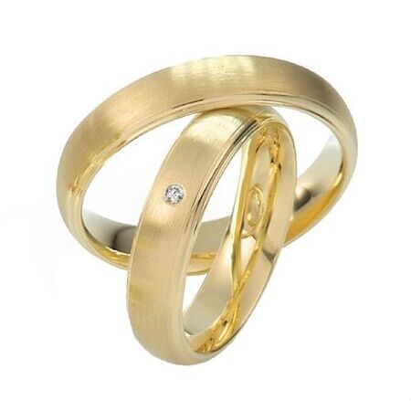 Ringe aus Gold von Twinset vor weißem Hintergrund