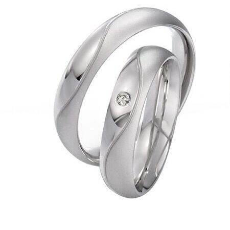 Ringe aus Silber von Twinset vor weißem Hintergrund