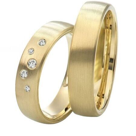 Ringe aus Gold von Twinset vor weißem Hintergrund