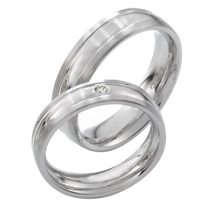 Ringe aus Silber von Twinset vor weißem Hintergrund
