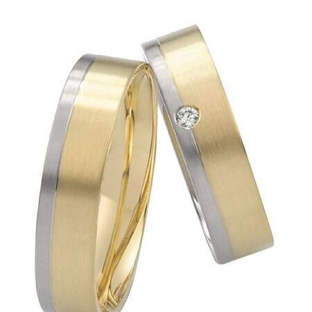 Zweifarbige Ringe aus Gold und Silber von Twinset vor weißem Hintergrund