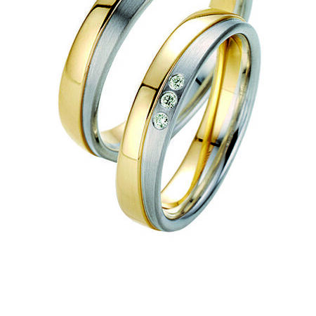 Zweifarbige Ringe aus Gold und Silber von Twinset vor weißem Hintergrund