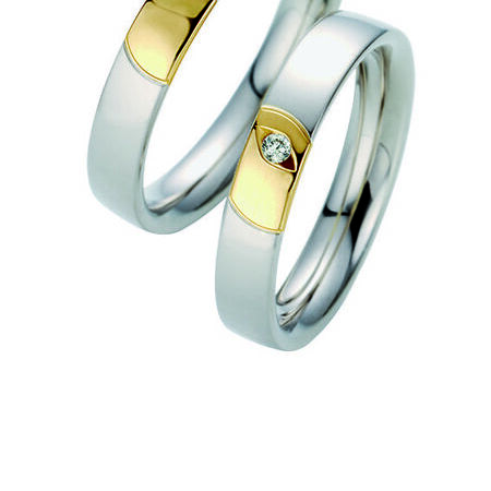 Zweifarbige Ringe aus Gold und Silber von Twinset vor weißem Hintergrund