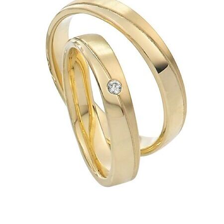 Ringe aus Gold von Twinset vor weißem Hintergrund
