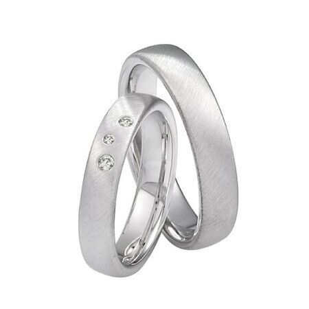 Ringe aus Silber von Twinset vor weißem Hintergrund