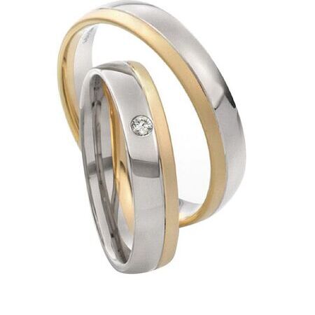Zweifarbige Ringe aus Gold und Silber von Twinset vor weißem Hintergrund