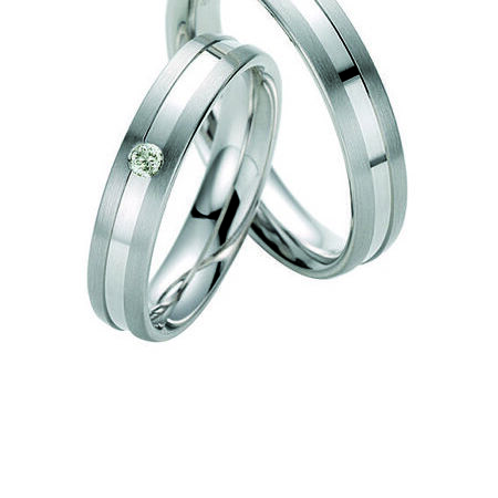 Ringe aus Silber von Twinset vor weißem Hintergrund