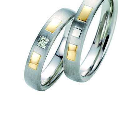 Zweifarbige Ringe aus Gold und Silber von Twinset vor weißem Hintergrund