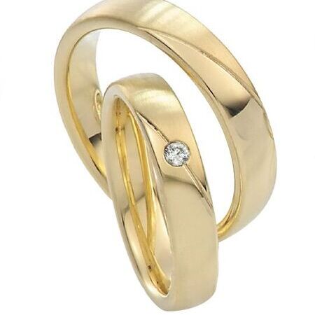 Ringe aus Gold von Twinset vor weißem Hintergrund