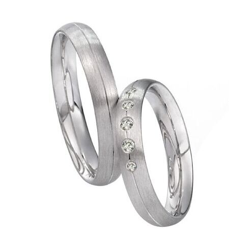Ringe aus Silber von Twinset vor weißem Hintergrund