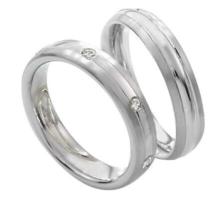 Ringe aus Silber von Twinset vor weißem Hintergrund