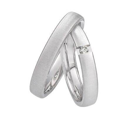 Ringe aus Silber von Twinset vor weißem Hintergrund