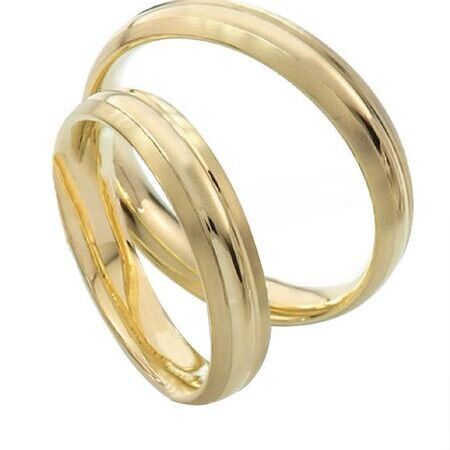 Ringe aus Gold von Twinset vor weißem Hintergrund