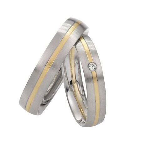 Zweifarbige Ringe aus Gold und Silber von Twinset vor weißem Hintergrund