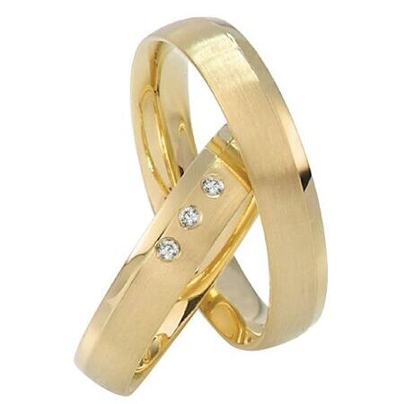 Ringe aus Gold von Twinset vor weißem Hintergrund