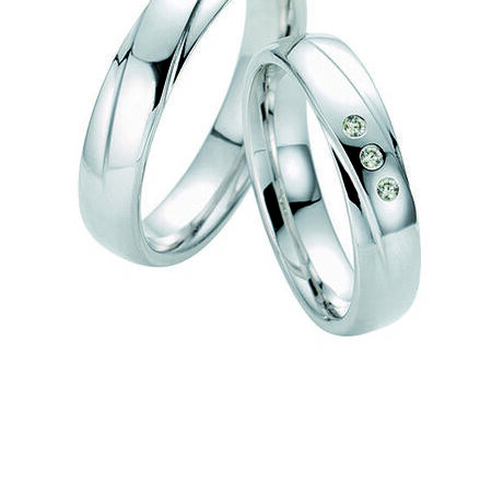Ringe aus Silber von Twinset vor weißem Hintergrund