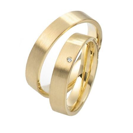Ringe aus Gold von Twinset vor weißem Hintergrund
