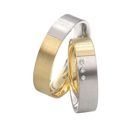 Zweifarbige Ringe aus Gold und Silber von Twinset vor weißem Hintergrund