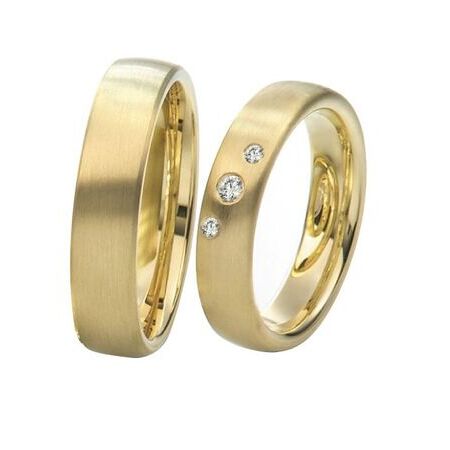 Ringe aus Gold von Twinset vor weißem Hintergrund