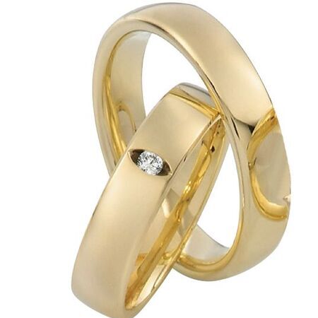 Ringe aus Gold von Twinset vor weißem Hintergrund