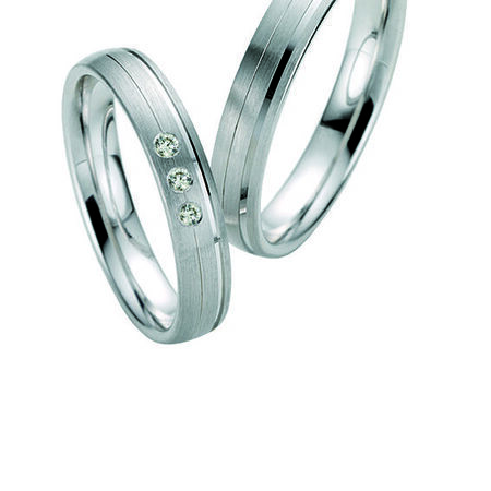 Ringe aus Silber von Twinset vor weißem Hintergrund