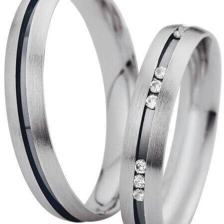 Ringe aus Metall von Nightline auf weißem Hintergrund