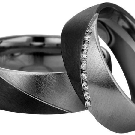 Ringe aus dunklem Metall von Nightline auf weißem Hintergrund