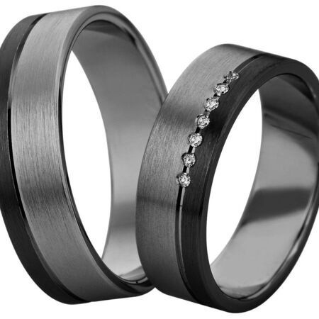 Ringe aus dunklem Metall von Nightline auf weißem Hintergrund