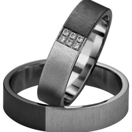 Ringe aus dunklem Metall von Nightline auf weißem Hintergrund