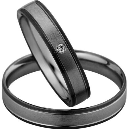 Ringe aus dunklem Metall von Nightline auf weißem Hintergrund