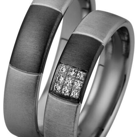 Ringe aus dunklem Metall von Nightline auf weißem Hintergrund