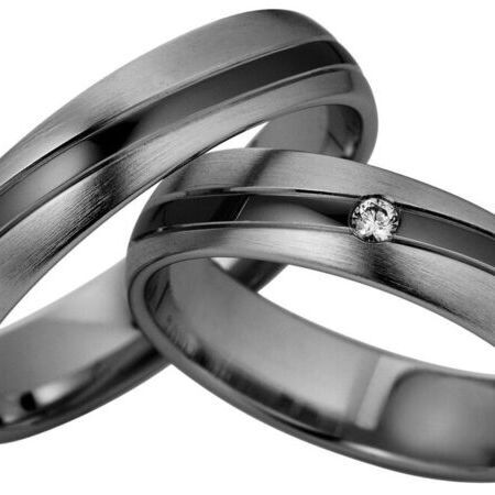 Ringe aus dunklem Metall von Nightline auf weißem Hintergrund