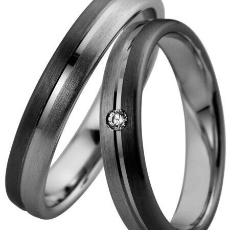 Ringe aus dunklem Metall von Nightline auf weißem Hintergrund