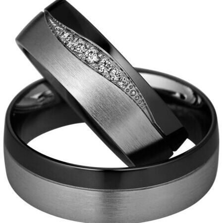 Ringe aus dunklem Metall von Nightline auf weißem Hintergrund
