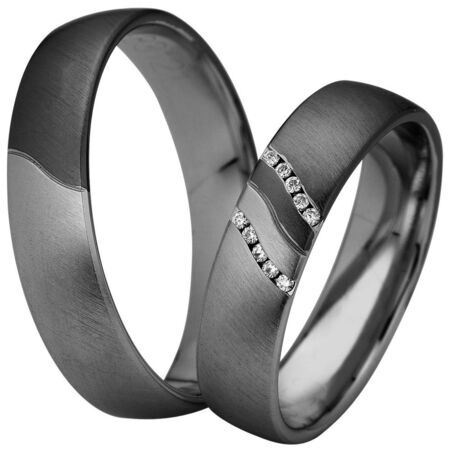 Ringe aus dunklem Metall von Nightline auf weißem Hintergrund