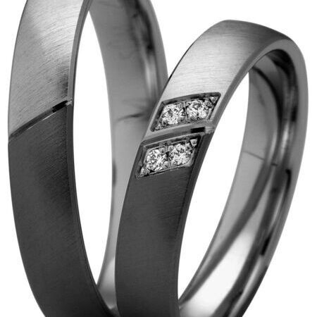 Ringe aus dunklem Metall von Nightline auf weißem Hintergrund