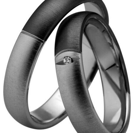 Ringe aus dunklem Metall von Nightline auf weißem Hintergrund