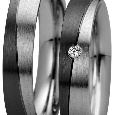 Ringe aus dunklem Metall von Nightline auf weißem Hintergrund