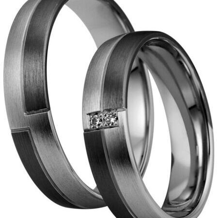 Ringe aus dunklem Metall von Nightline auf weißem Hintergrund