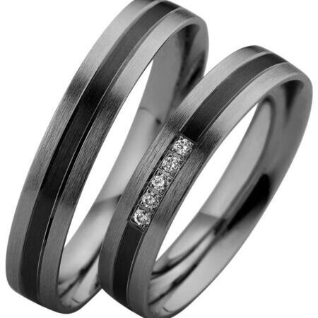 Ringe aus dunklem Metall von Nightline auf weißem Hintergrund